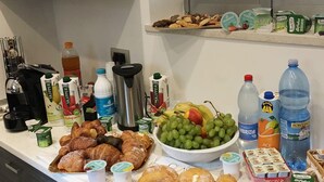 Un ricco buffet della colazione con cibi, bevande e salse assortite.