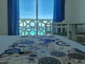 Deluxe Studio Suite, Oceanfront (Delicia Frente al Mar) | Premium bedding, pillowtop beds, in-room safe, individually decorated - Ocean View Apartments – Delicia (Cancun)