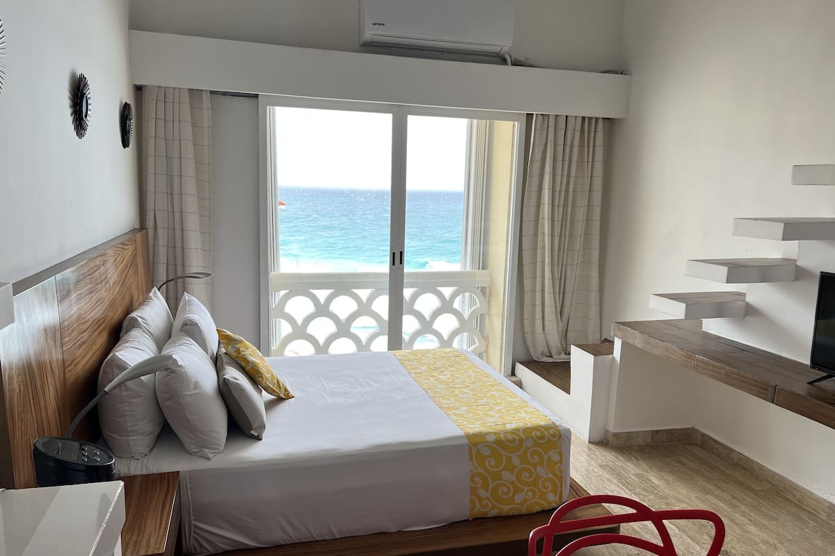 Superior Studio Suite, Sea View | Premium bedding, pillowtop beds, in-room safe, individually decorated