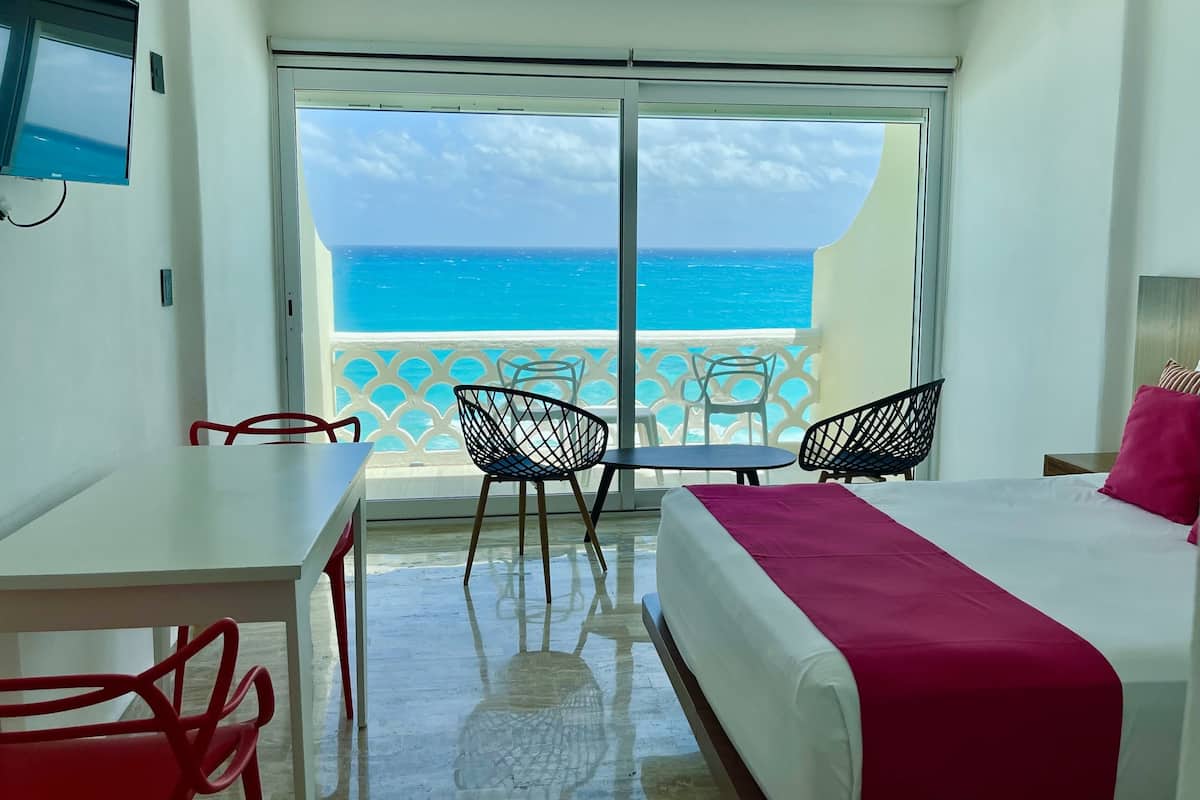 Beach Condo -Panoramic View 180 Degrees | Premium bedding, pillowtop beds, in-room safe, individually decorated