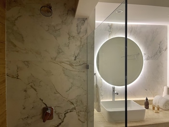 Shower, free toiletries, hair dryer, towels at Ocean View Apartments – Delicia