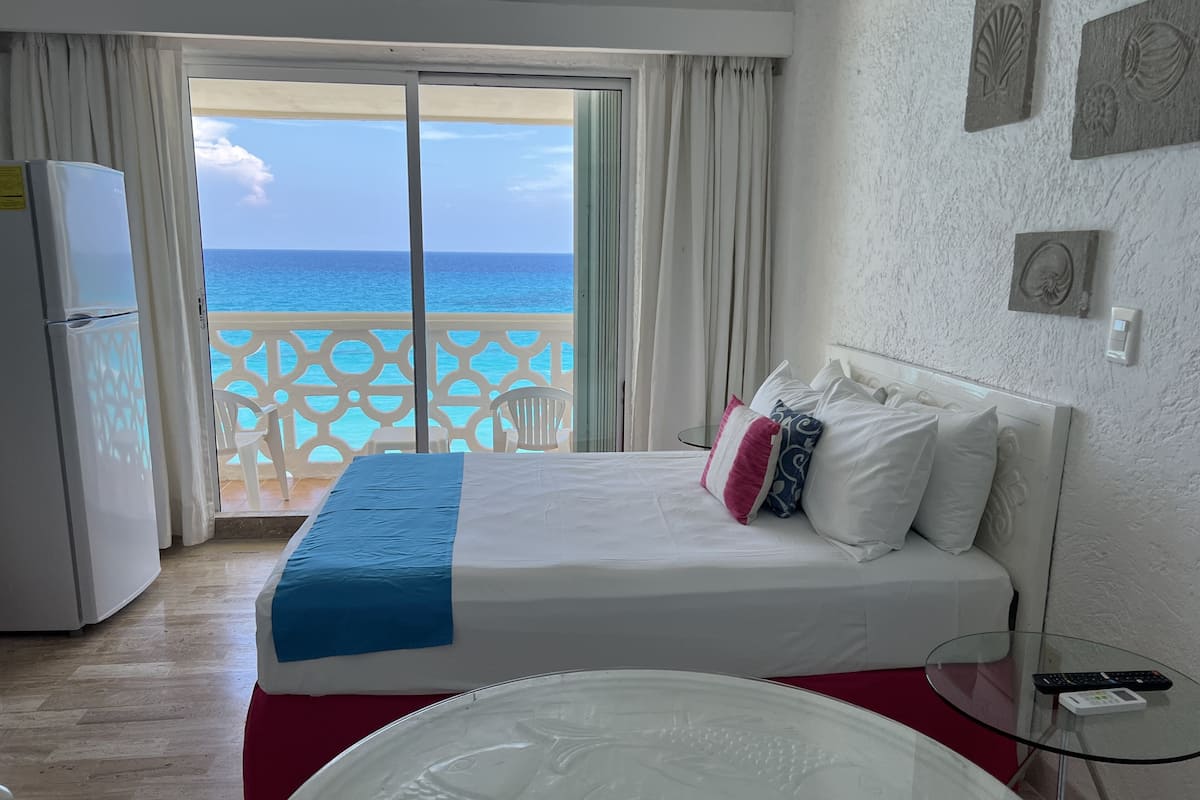 Panoramic Studio, 1 Queen Bed, Balcony, Sea View | Premium bedding, pillowtop beds, in-room safe, individually decorated