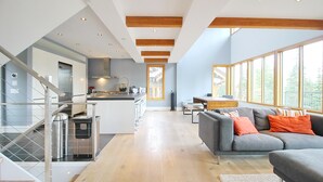 Un intérieur moderne comprenant une cuisine, un coin repas et un salon.