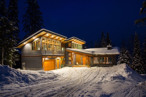 Mountain Modern design at its Finest.  Newly built 4000 sq. ft. home at KHMR.