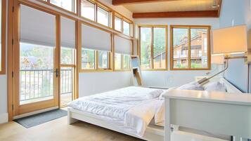 5 bedrooms, desk, iron/ironing board, travel cot