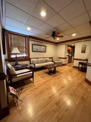 Smart TV, DVD player, books, stereo