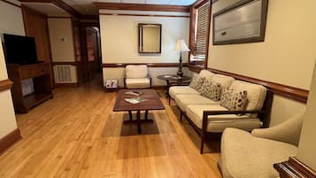 Een smart-tv, een dvd-speler, boeken en een stereo