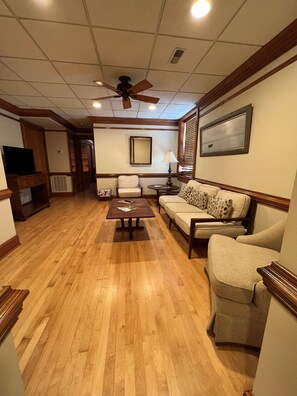 Smart TV, DVD player, books, stereo