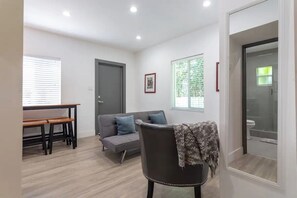 Smart TV, books - Private Charming Guesthouse in Little Havana (Miami)