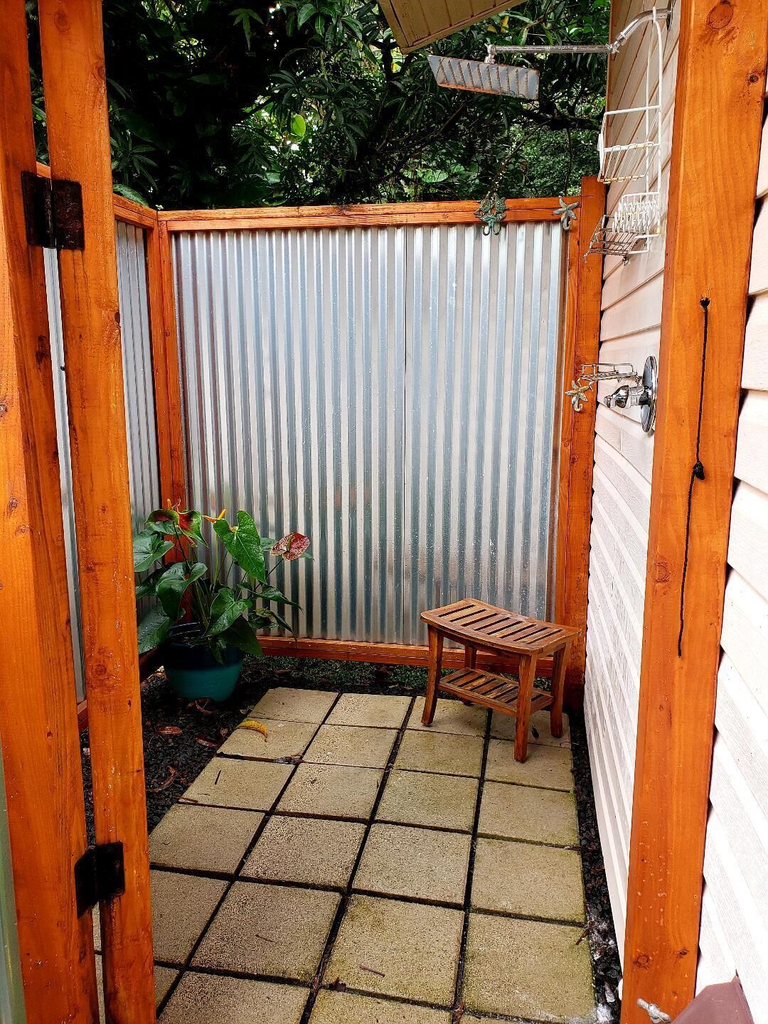 Ein kleiner Patio-Bereich im Freien mit einem Holztisch und einem Blumentopf.