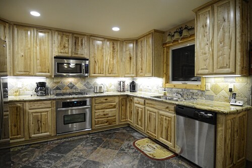 Family Friendly, Luxury, Private, Hot Tub & AC