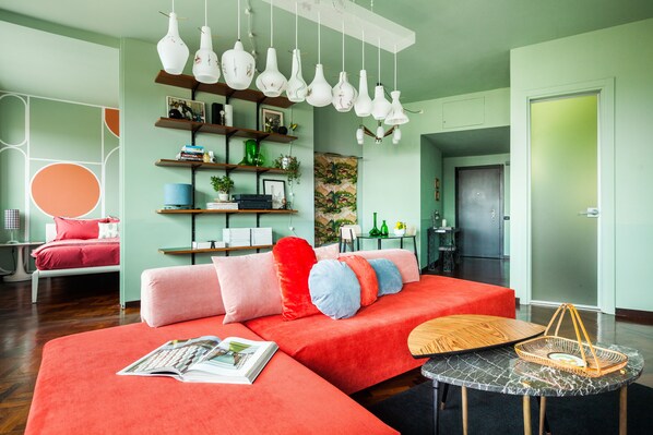 TV connectée, livres, médiathèque, chaîne hi-fi