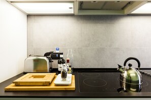 Réfrigérateur, micro-ondes, plaque de cuisson, lave-vaisselle