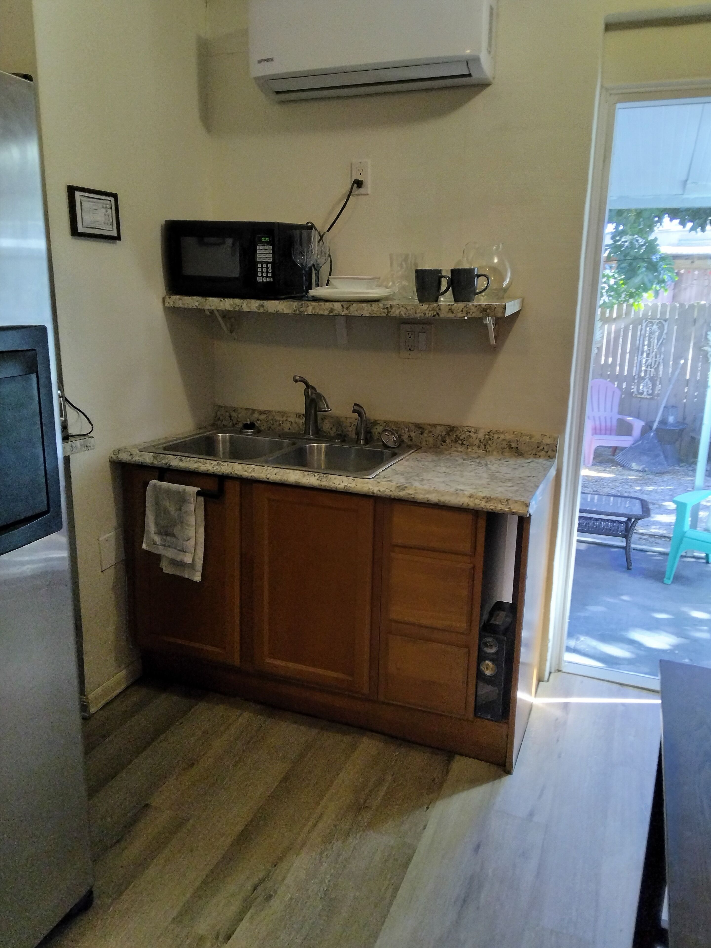 Kjøleskap, mikrobølgeovn, kaffetrakter/tekoker og brødrister