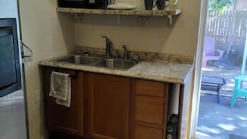 Kjøleskap, mikrobølgeovn, kaffetrakter/tekoker og brødrister