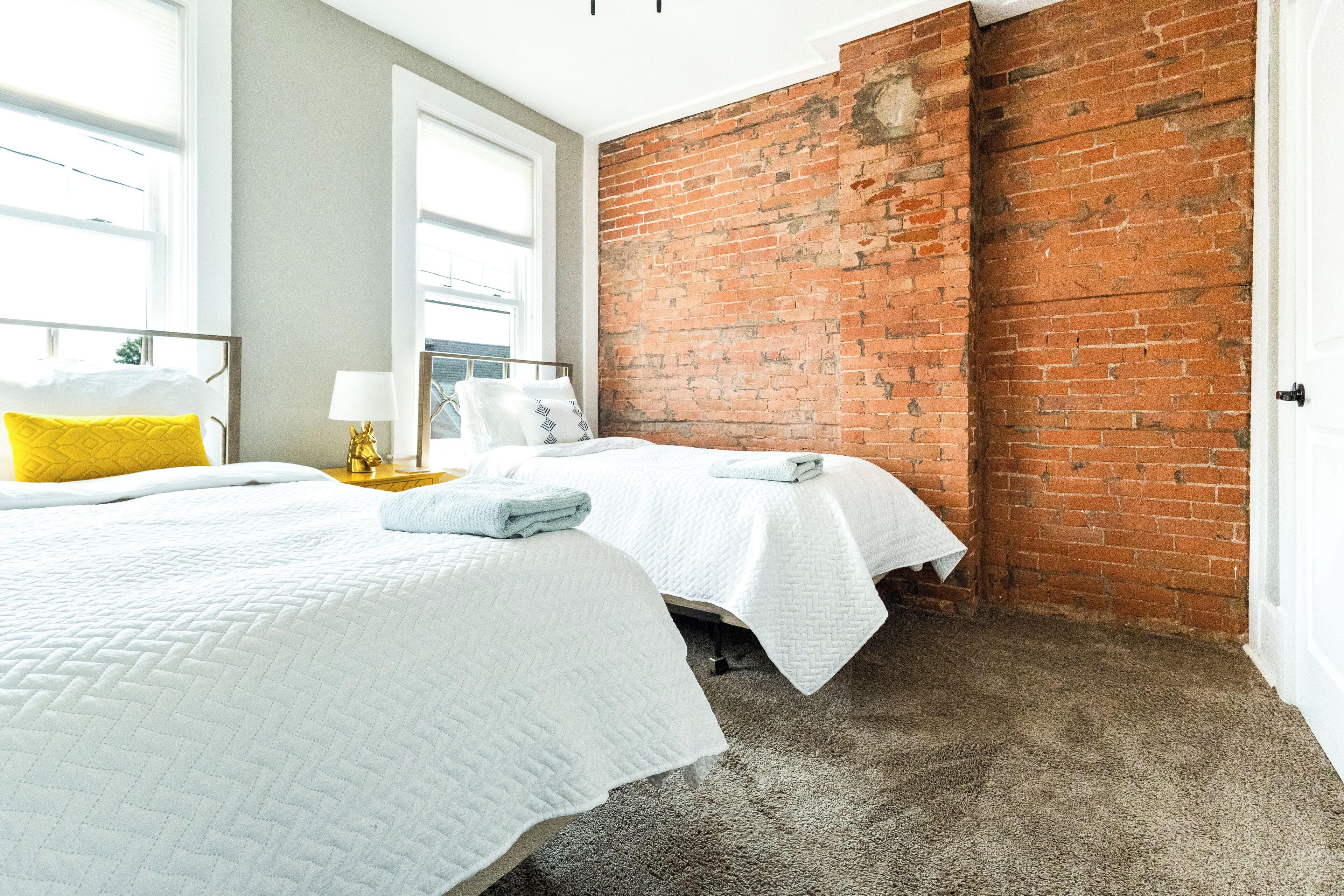 3 habitaciones, tabla de planchar con plancha, wifi y ropa de cama 