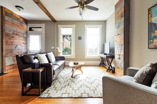 TV, Netflix, Hulu, streaming services - Historic Downtown townhouse (Dubuque)