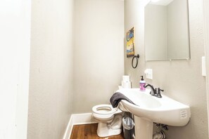Combined shower/bathtub, hair dryer, towels