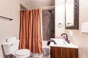 Combined shower/bathtub, hair dryer, towels