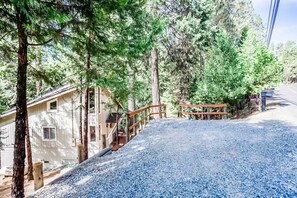 Property grounds - Sweet Retreat: Private Lake Access! Ski Dodge, Swim Pinecrest, Fast WiFi & AC. (Twain Harte)