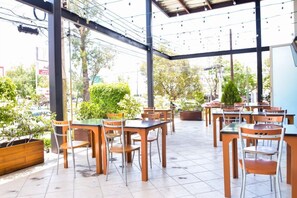 Outdoor dining - Hg Hotel (Zapopan)