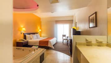 Caja de seguridad en la habitación y tabla de planchar con plancha