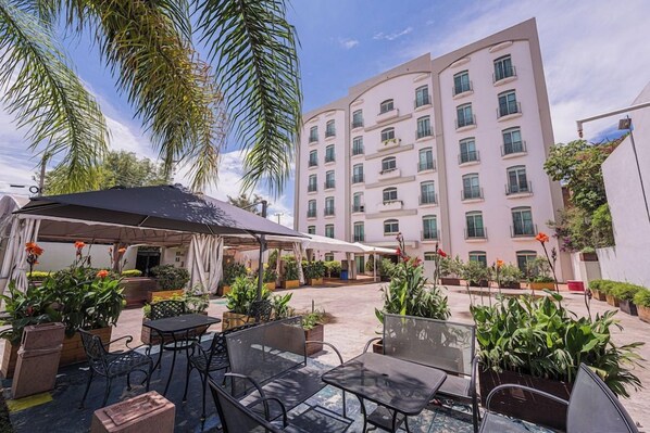 Outdoor dining - Hg Hotel (Zapopan)