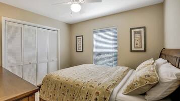 3 makuuhuonetta, tallelokero huoneessa, silitysrauta/-lauta