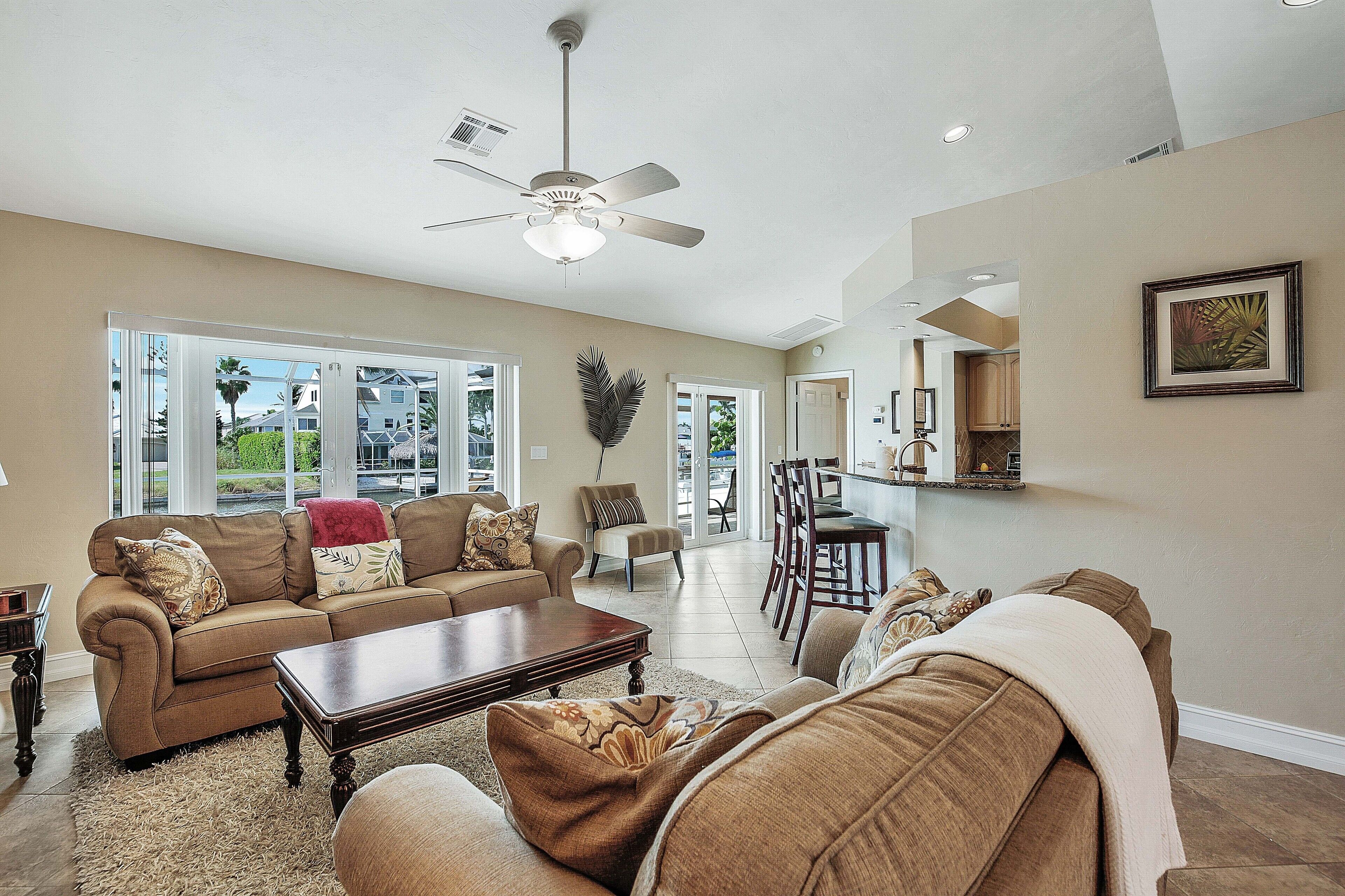 Smart-tv, dvd-afspiller, bordtennisbord, bøger