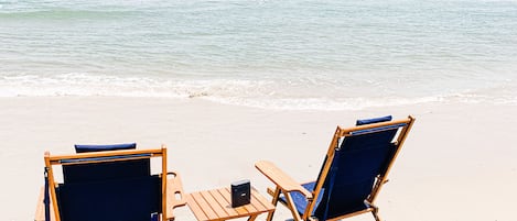 Ligstoelen aan het strand