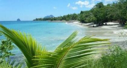 VILLA CREOLE CONFORTABLE AVEC PISCINE ET VUE CARAĂBE AU CALME...DĂTENTE ASSUREE