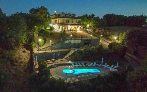 Villa with enchanting view of the lake, private swimming pool and whirlpool