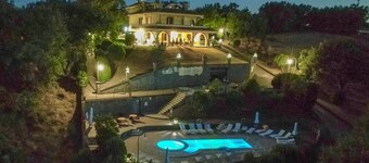 Villa with enchanting view of the lake, private swimming pool and whirlpool