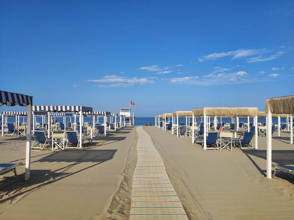 On the beach, sun-loungers - Casale Pino in the Park, sea and city of art (Migliarino)