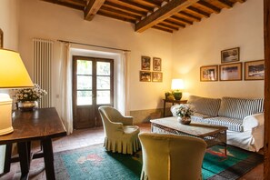 TV connectée, cheminée, table de tennis de table, livres