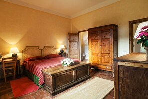 3 bedrooms, desk, iron/ironing board, free WiFi - Casale Pino in the Park, sea and city of art  (Migliarino)