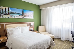 Queen Accesible Room W/Roll-in Shower Ns | 1 Schlafzimmer, hochwertige Bettwaren, Pillowtop-Betten, Zimmersafe