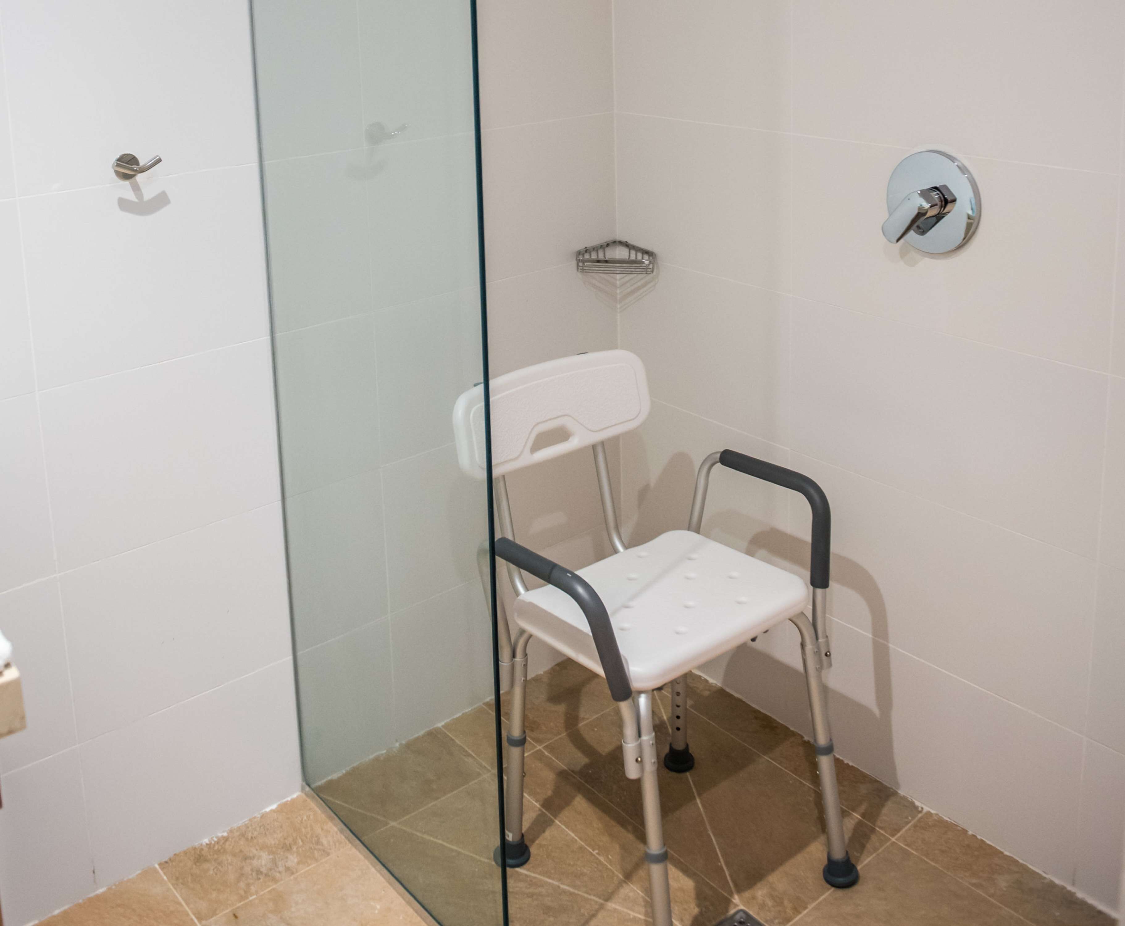 Queen Accesible Room W/Roll-in Shower Ns | Bathroom shower