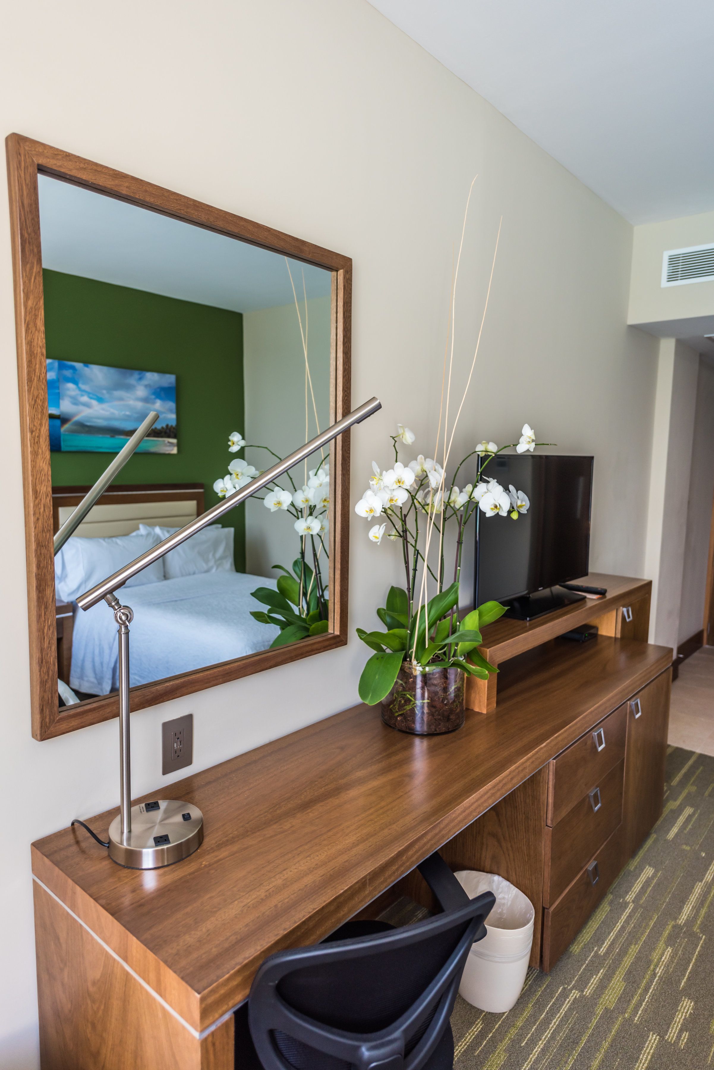 queen bed room, non smoking | premium bedding, pillow-top beds, in-room safe, desk