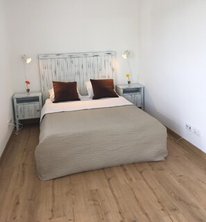 2 bedrooms, iron/ironing board, travel cot, free WiFi