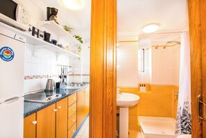 Kühlschrank, Mikrowelle, Herdplatte, Wasserkocher mit Kaffee-/Teezubehör