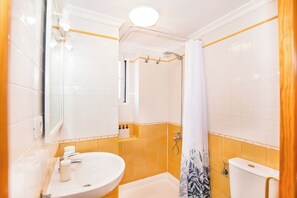 Amenidades de baño gratuitas, secadora de cabello, toallas 
