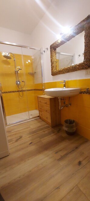 Douche, sĂšche-cheveux, bidet, serviettes fournies