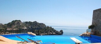 Stunning Taormina location: Villa in Isola Bella bay with direct access to beach
