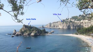 Une vue sur la côte, avec l’île Bella et la villa Suk.