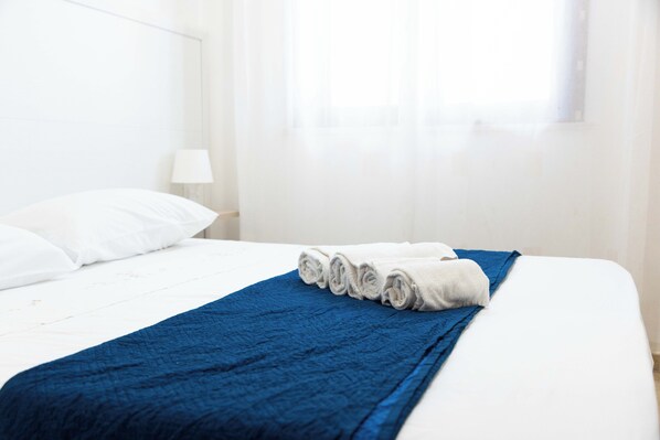 3 habitaciones, tabla de planchar con plancha, wifi y ropa de cama 