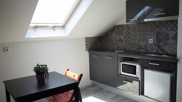 Réfrigérateur, micro-ondes, plaque de cuisson, cafetiÚre/bouilloire