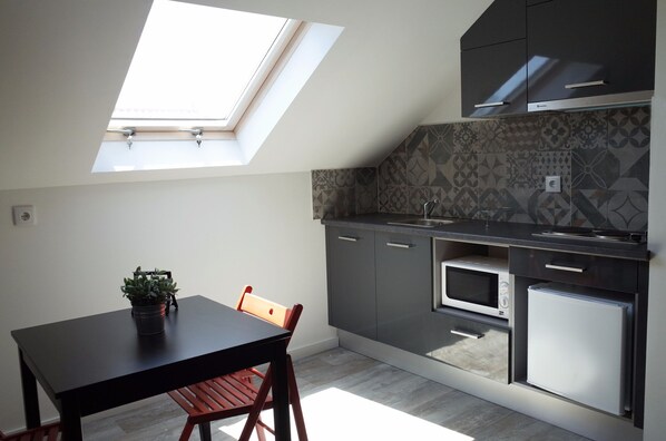 Fridge, microwave, stovetop, coffee/tea maker