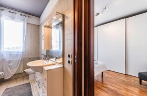 Shower, hair dryer, bidet, towels - Novalesi Apartment (20 minutes from Venice) (Noale)