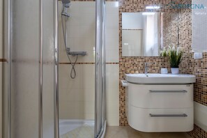 Shower, hair dryer, bidet, towels